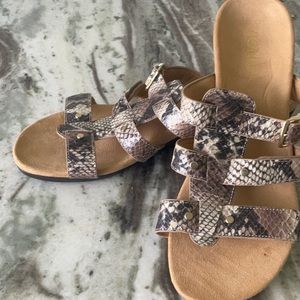 NWOT Vionic Radia Snakeskin print sandal
